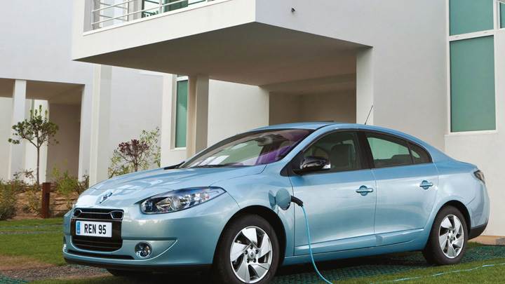 Side Pose Of 2012 Renault Fluence ZE In Blue